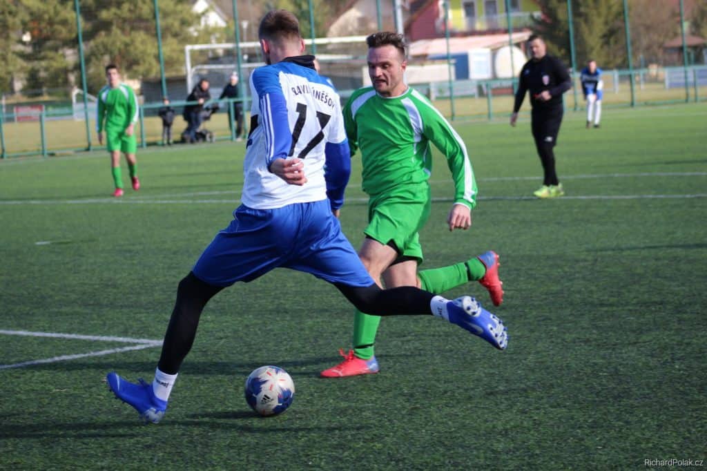 Pavel Jirka z Druztové stíhá úněšovského hráče