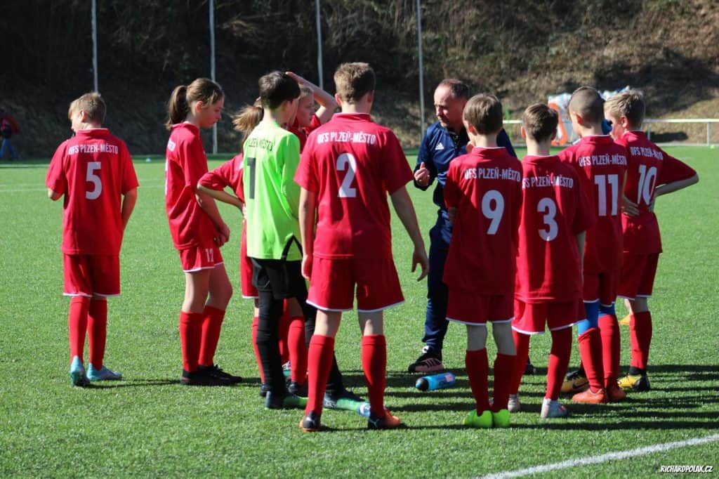 Evžen Veselý promlouvá k hráčkám a hráčům U12