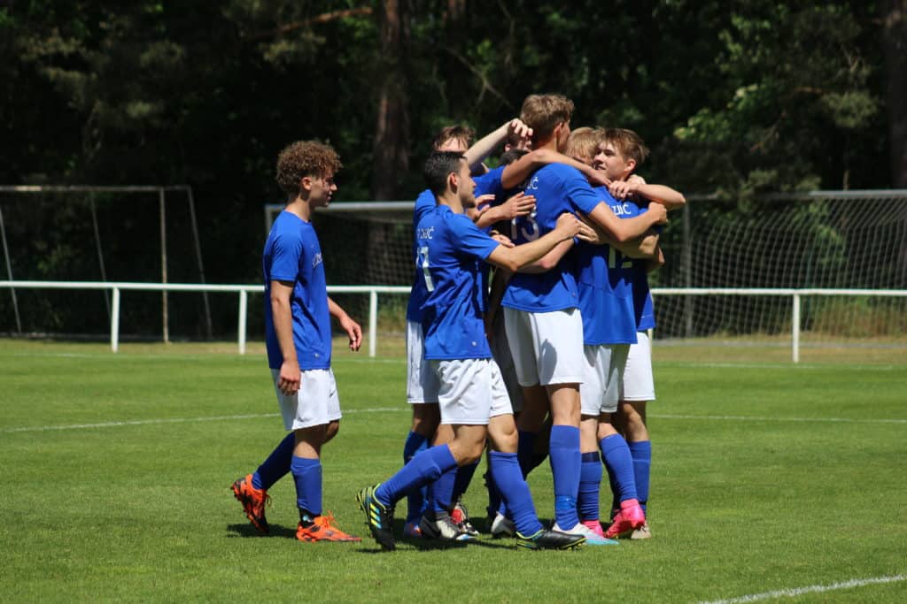 Dorostenci TJ Zruč se radují z rozhodující branky