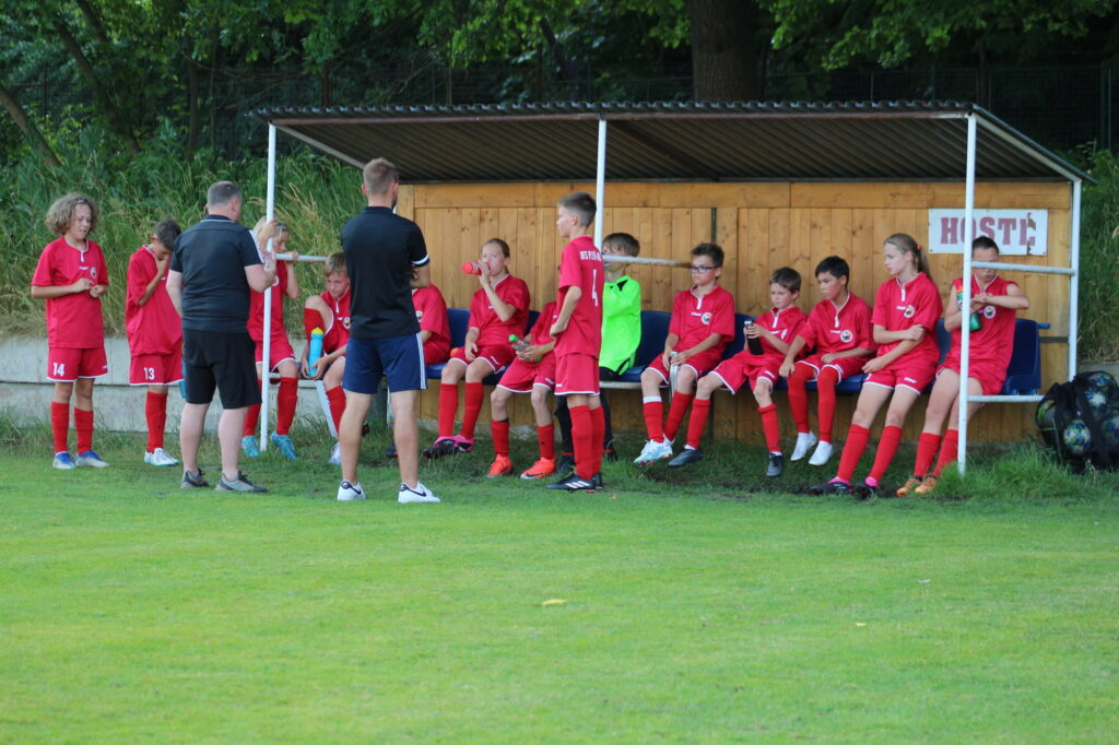 trenéři promlouvají k hráčům reprezentace U12
