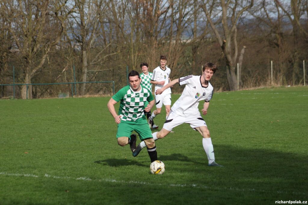 Hráč Druztové v souboji s hráčem VS PLzeň