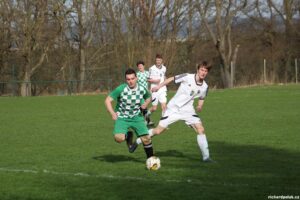 Hráč Druztové v souboji s hráčem VS PLzeň