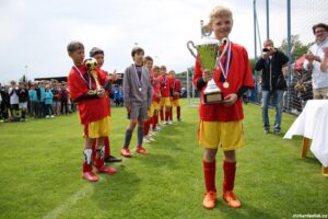 kapitán Košutky pózuje s putovním pohárem